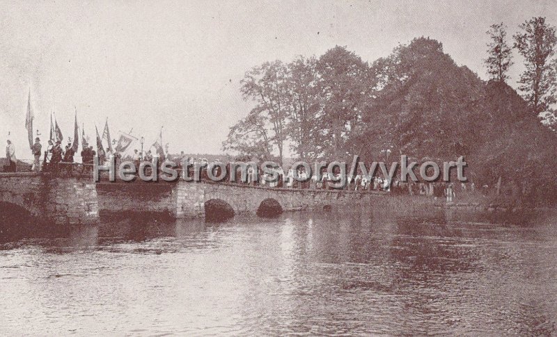 Fran forsommarkursen 1911. Bro ofver Savelangen, Naas. Numrerade och namnade personer.jpg - Från försommarkursen 1911.Bro öfver Sävelången, Nääs.Numrerade och namnade personer.