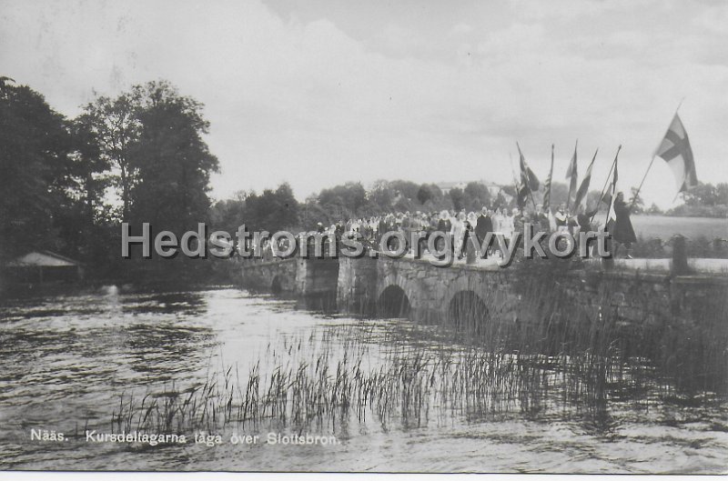 Naas. Kursdeltagarna taga over Slotttsbron. Postganget 28 juni 1931.jpeg - Nääs. Kursdeltagarna tåga över Slotttsbron.Postgånget 28 juni 1931.