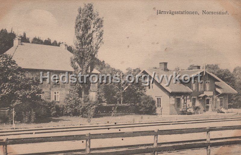 Jarnvagsstationen, Norsesund. Postganget 18 juli. Svenska Litografiska.jpg - Järnvägsstationen, Norsesund.Postgånget 18 juli.Svenska Litografiska.