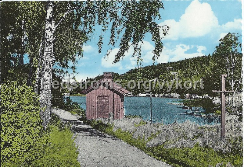 Norsesund. Idyll med strandpromenad vid sjon Lilla Savelangen. Odaterat. Forlag ensamratt AB H. Lindenhag, Goteborg - n r 8950. Foto Traff.jpeg - Norsesund. Idyll med strandpromenad vid sjön Lilla Sävelången.Odaterat.Förlag & ensamrätt: AB H. Lindenhag, Göteborg - n r 8950.Foto: Träff.