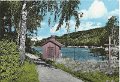 Norsesund. Idyll med strandpromenad vid sjon Lilla Savelangen. Odaterat. Forlag ensamratt AB H. Lindenhag, Goteborg - n r 8950. Foto Traff