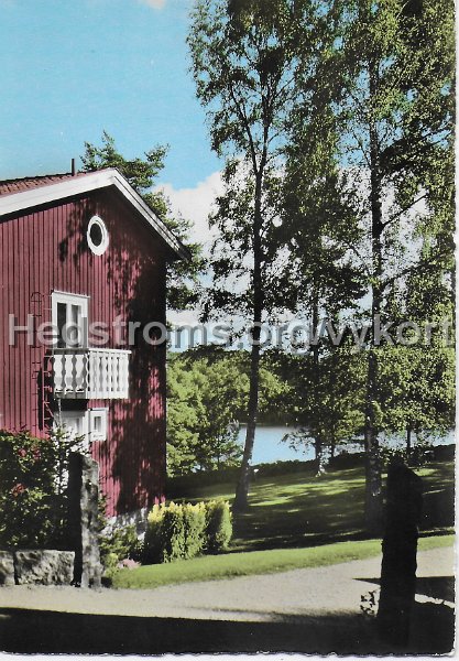 Norsesund. Semesterhemmet Skogslyckan med sjon Stora Savelangen i bakgrunden. Odaterat. Forlag AB H. Lindenhag, Goteborg. 8949.jpeg - Norsesund. Semesterhemmet Skogslyckan med sjön Stora Sävelången i bakgrunden.Odaterat.Förlag: AB H. Lindenhag, Göteborg. 8949.