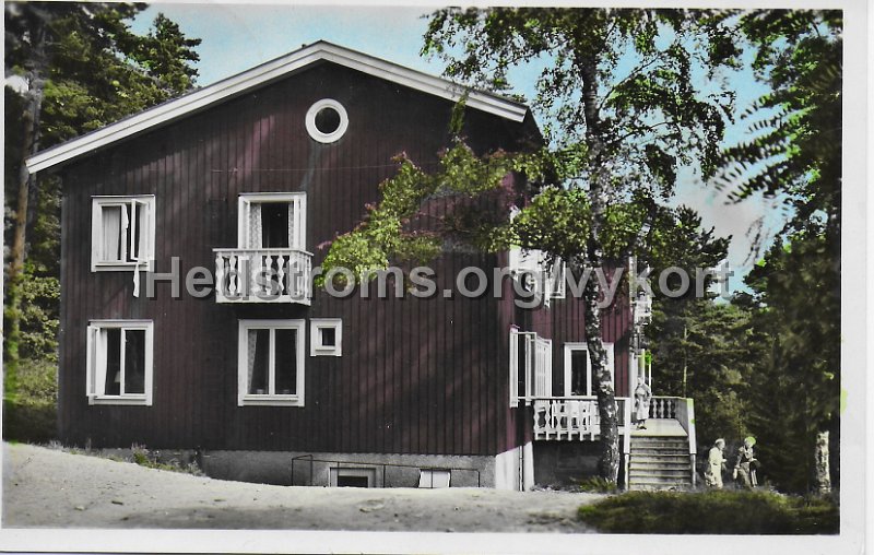 Norsesund. Semesterhemmet Skogslyckan. Postganget 25 juni 1956. Forlag Firma H. Lindenhag, Goteborg. Hand kolorerat foto nr. 9104.jpeg - Norsesund. Semesterhemmet Skogslyckan.Postgånget 25 juni 1956.Förlag: Firma H. Lindenhag, Göteborg. Hand kolorerat foto nr. 9104.