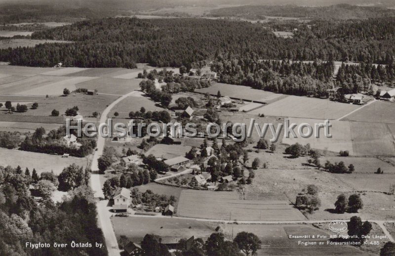 Flyfoto over Ostads by. Odaterat. Forlag David Carlsson, Sjovik. Ensamratt Foto A B Flygtrafik, Dals Langed.jpg - Flygfoto över Östads by.Odaterat.Förlag: David Carlsson, Sjövik.Ensamrätt & Foto: A/B Flygtrafik, Dals Långed.