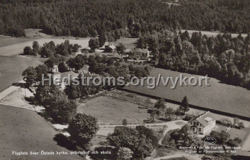 Flyfoto over Ostads kyrka, prastgard och skola. Odaterat. Forlag David Carlsson, Sjovik. Ensamratt Foto A B Flygtrafik, Dals Langed.jpg - Flygfoto över Östads kyrka, prästgård och skola.Odaterat.Förlag: David Carlsson, Sjövik.Ensamrätt & Foto: A/B Flygtrafik, Dals Långed.