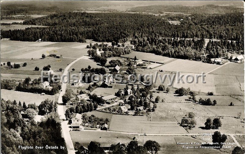 Flygfoto over Ostads by.Postganget 18 augusti 1948. Forlag David Carlsson, Sjovik.jpg - Flygfoto över Östads by.Postgånget 18 augusti 1948.Förlag: David Carlsson, Sjövik.Ensamrätt & Foto: A/B Flygtrafik, Dals Långed.