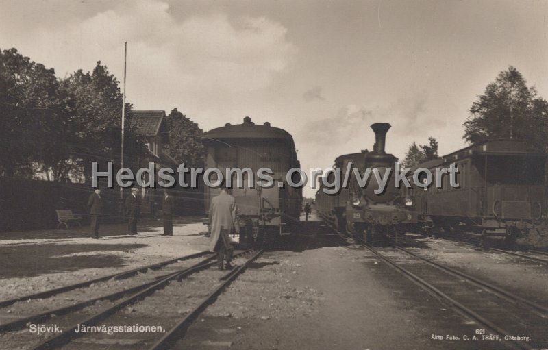 Sjovik. Jarnvagsstationen. Ppostganget 27 juli 1936. Broderna Erikson, Sjovik. Akta foto. C.A. Traff, Goteborg. 621.jpg - Sjövik. Järnvägsstationen.Postgånget 27 juli 1936.Bröderna Erikson, Sjövik.Äkta foto. C.A. Träff, Göteborg. 621.