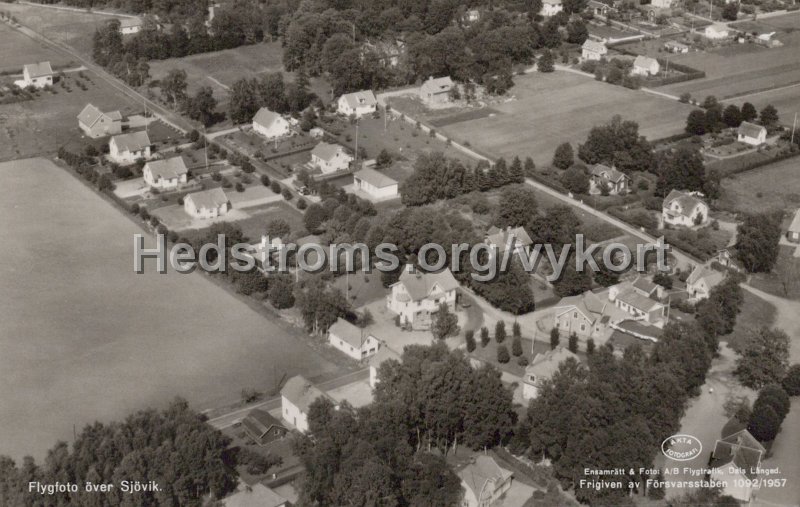 Flyfoto over Sjovik. Odaterat. Forlag Tage sundvall, Sjovik. Ensamratt Foto A B Flygtrafik, Dals Langed.jpg - Flygfoto över Sjövik.Odaterat.Förlag: Tage Sundvall, Sjövik.Ensamrätt & Foto: A/B Flygtrafik, Dals Långed.