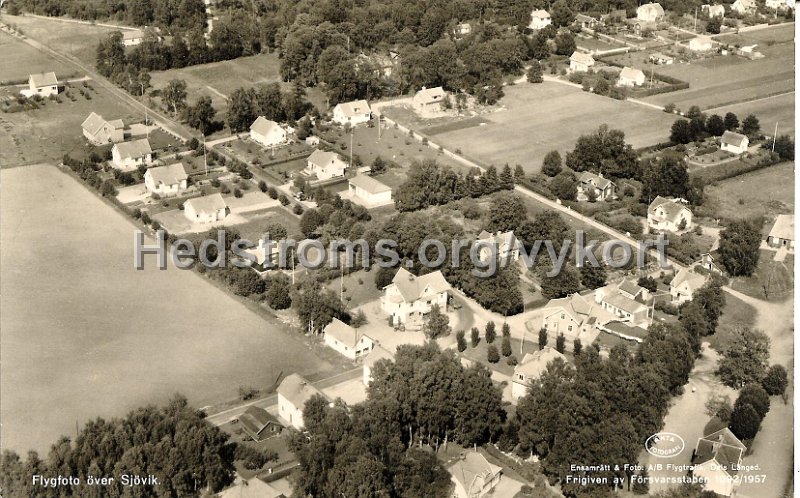 Flygfoto over Sjovik. Postganget 12 juli 1962. Forlag Tage Sundvall, Sjovik. Ensamratt Foto AB Flygtrafik, Dals Langed. 10921957.jpg - Flygfoto över Sjövik.Postgånget 12 juli 1962.Förlag: Tage Sundvall, Sjövik.Ensamrätt & Foto: AB Flygtrafik, Dals Långed. 10921957.