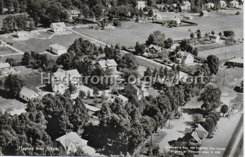 Flygfoto over Sjovik. Postganget 2 juli 1949. Forlag Arvid Sundvall, Sjovik. Ensamratt Foto AB Flygtrafik, Dals Langed. K488.jpeg - Flygfoto över Sjövik.Postgånget 2 juli 1949.Förlag: Arvid Sundvall, Sjövik.Ensamrätt & Foto: AB Flygtrafik, Dals Långed. K488.