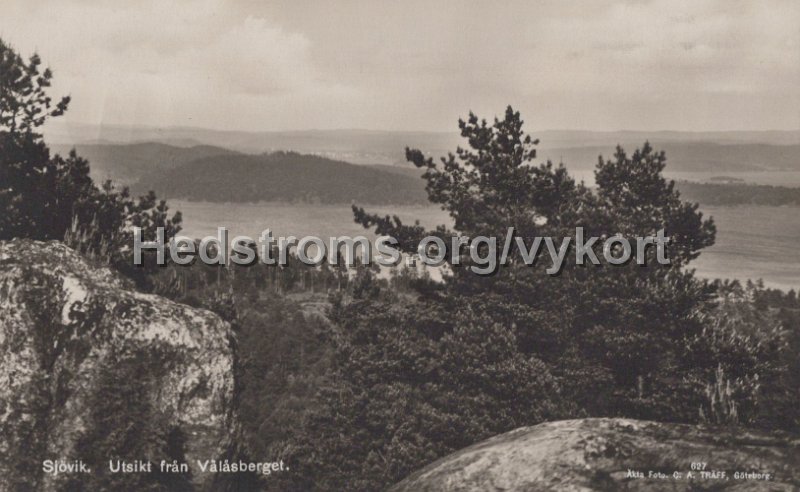 Sjovik. Utsikt fran Valasberget. Postganget 12 september 1933. Broderna Erikson, Sjovik. Akta Foto. C.A. Traff, Goteborg. 627.jpg - Sjövik. Utsikt från Valåsberget.Postgånget 12 september 1933.Bröderna Erikson, Sjövik.Äkta Foto. C.A. Träff, Göteborg. 627.