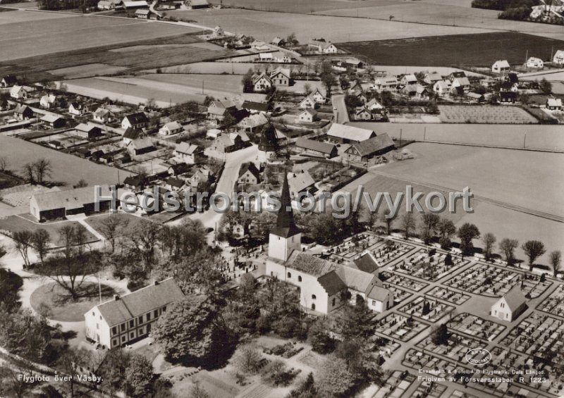 Flygfoto over Vasby. Postganget 31 mars. Ensamratt Fot Ab Flygtrafik, Dals-Langed. R1223.jpg - Flygfoto över Väsby.Postgånget 31 mars.Ensamrätt & Foto: A/B Flygtrafik, Dals-Långed. R1223.