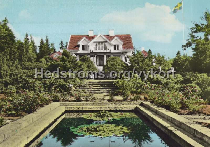 Vastra Bodarne, Skogsgardens Konvalescenthem me dNackrosdammen i forgrunden. Forlag AB H. Lindenhag, Goteborg. 8701.jpg - Västra Bodarne, Skogsgårdens Konvalescenthem med Näckrosdammen i förgrunden.Förlag: A/B H. Lindenhag, Göteborg. 8701.