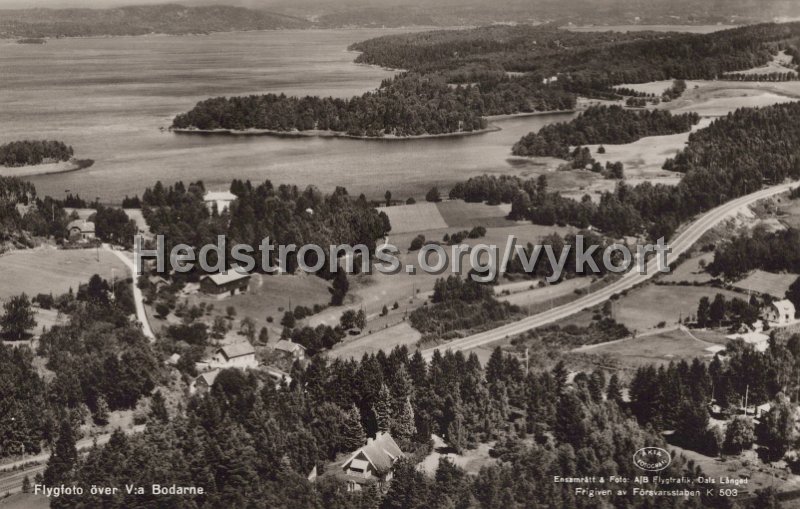 Flygfoto over V a Bodarne. Odaterat. Forlag Hugos Speceri- Diverseaffar, Vastra Bodarne. Ensamratt  Foto A B Flygtrafik, Dals Langed.jpg - Flygfoto över V:a Bodarne.Odaterat.Förlag: Hugos Speceri- Diverseaffär, Västra Bodarne.Ensamrätt & Foto: A/B Flygtrafik, Dals Långed.