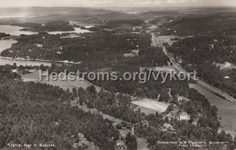 Flygfoto over V. Bodarne. OdateratG. Forlag Claes Nygren, V. Bodarne. Ensamratt A B Flygtrafik, Stockholm. Foto Lilljeqvist.jpg - Flygfoto över V. Bodarne.Odaterat.Förlag: Claes Nygren, V. Bodarne.Ensamrätt: A/B Flygtrafik, Stockholm. Foto: Lilljeqvist.