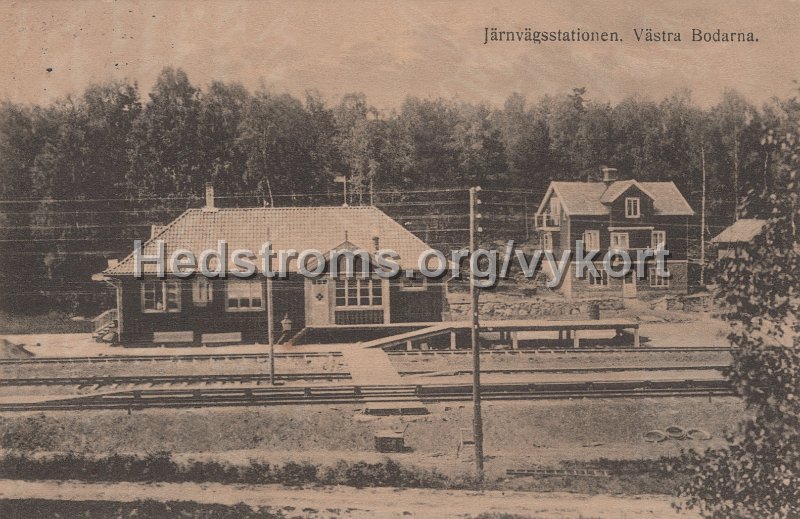 Jarnvagsstationen. Vastra Bodarna. Postganget 23 juni 1919. Svenska Litografiska..jpg - Järnvägsstationen. Västra Bodarna.Postgånget 23 juni 1919.Svenska Litografiska.