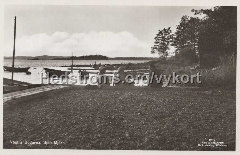 Vastra Bodarna. Sjon Mjorn. Odaterat. Foto ensanratt H. Lindenhag, Goteborg. 1212. Forlag Claes Nygren, V a Bodarna.jpg - Västra Bodarna. Sjön Mjörn.Odaterat.Foto & ensanrätt: H. Lindenhag, Göteborg. 1212.Förlag: Claes Nygren, V:a Bodarna.