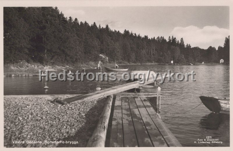 Vastra Bodarna. Sommaro brygga. Odaterat. Forlag Claes Nygren, Va Bodarna. Foto ensamratt H. Lindenhag. Goteborg.jpg - Västra Bodarna. Sommaro brygga.Odaterat.Förlag: Claes Nygren, V:a Bodarna.Foto & ensamrätt: H. Lindenhag. Göteborg.