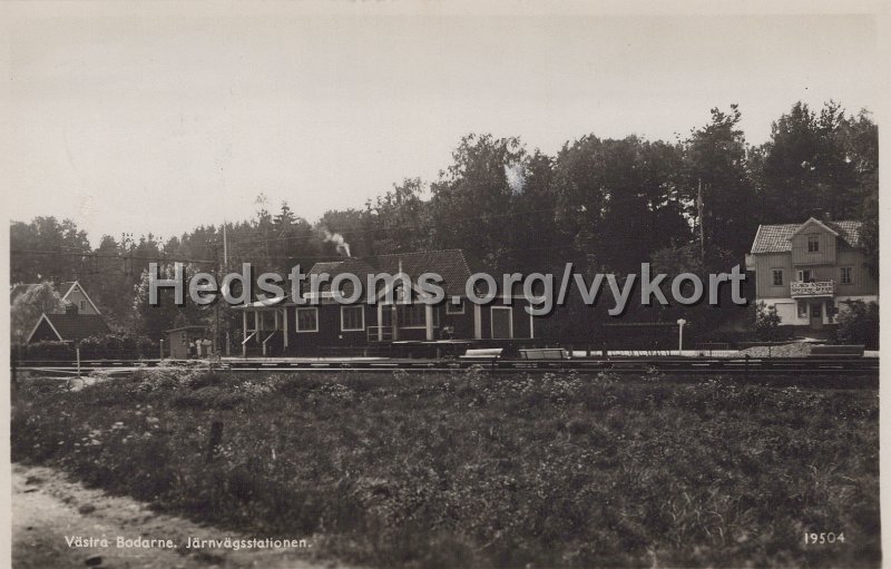 Vastra Bodarne. Jarnvagsstationen. Postganget. Svenska Pressbyran 19504.jpg - Västra Bodarne. Järnvägsstationen.Postgånget.Svenska Pressbyrån 19504.