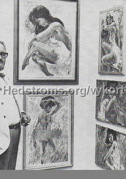 Konstnar Ebbe Hoglund med nagra av sina kvinnostudier.jpeg - Konstnär Ebbe Höglund med några av sina kvinnostudier.