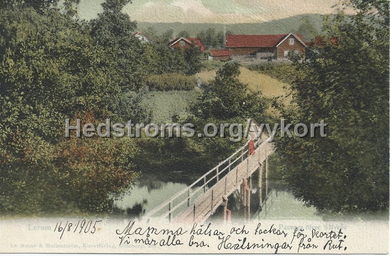 Lerum. Passage over Safvean. Postganget 16 aug 1905. Le Moine Malmestrom Konstforlag, Goteborg. 285.jpeg - Lerum. Passage öfver Safveån.Gamla bron vid nuvarande Equmeniakyrkan/Missionskyrkan.Postgånget 16 aug 1905.Förlag Le Moine & Malmeström, Konstförlag Göteborg. 285