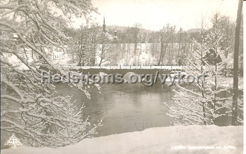 Lerum. Kastenhofsbron och kyrkan. Postganget. Ensamratt T-fotos forlag, Goteborg.jpg - Lerum. Kastenhofsbron och Säveån.Odaterat.Ensamrätt: T-fotos förlag, Göteborg. Träff 431