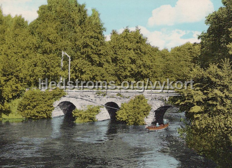 Lerum. Gamla Bron. Postganget 24 juli 1975. Forlag ensamratt A B H. Lindenhag, Goteborg - n r S 180.jpg - Lerum. Gamla Bron.Postgånget 24 juli 1975.Förlag & ensamrätt: A/B H. Lindenhag, Göteborg - n r S 180.