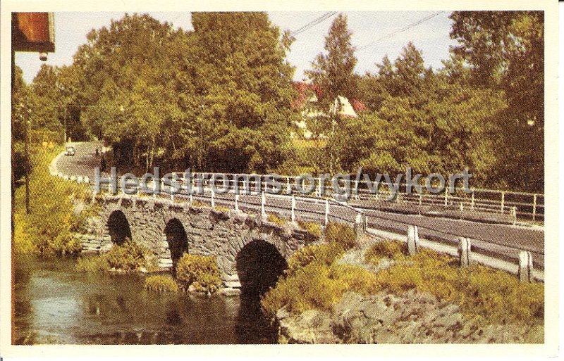 Lerum. Landsvagsbron over Savean. Odaterat. Forlag Lerums Bok -  Pappershandel. Sagokonst 1732 Fargfotografi.jpg - Lerum. Landsvägsbron över Säveån.Odaterat1732 Färgfotografi. Sagokonst.Förlag: Lerums Bok- & Pappershandel.Innan motorvägen var detta stora vägen till Stockholm.