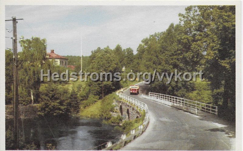 Lerum. Landsvagsbron over Savean. Odaterat. Forlag Lerums Bok -  Pappershandel. Sagokonst 1733 Fargfotografi.jpeg - Lerum. Landsvägsbron över Säveån.Odaterat.Förlag: Lerums Bok -  Pappershandel.Sagokonst 1733 Färgfotografi.