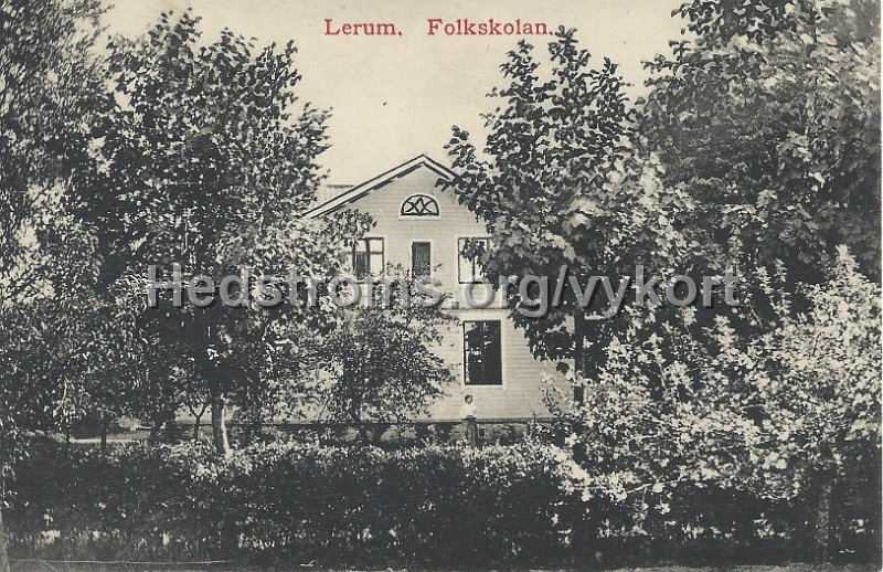 Lerum. Folkskolan. Daterat Juli 1911.jpeg - Lerum. Folkskolan. Daterat Juli 1911denna folkskola låg på Brobacken. 