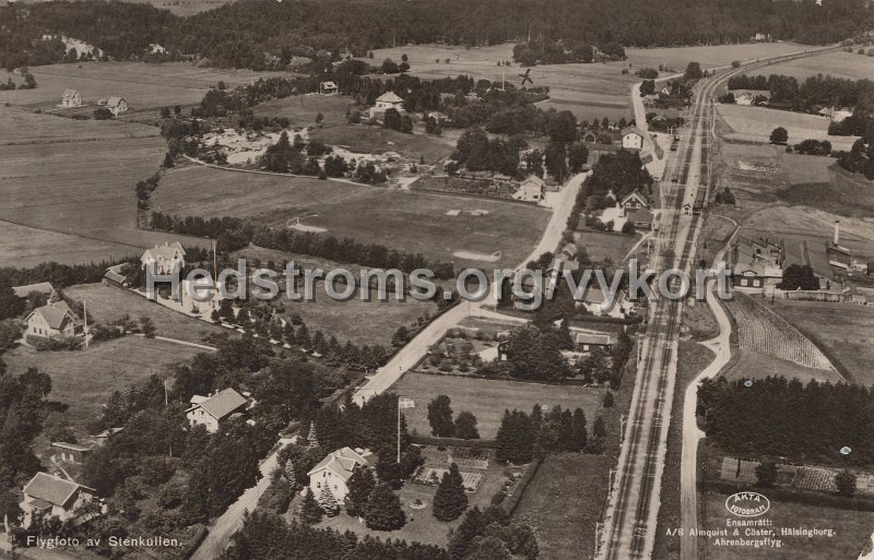 Flygfoto av Stenkullen. Postganget 2 juli 1936. Forlag Hilbert Carlsson, Stenkullen. Foto Lilljeqvist.jpg - Flygfoto av Stenkullen.Postgånget 2 juli 1936.Förlag: Hilbert Carlsson, Stenkullen.Foto Lilljeqvist.