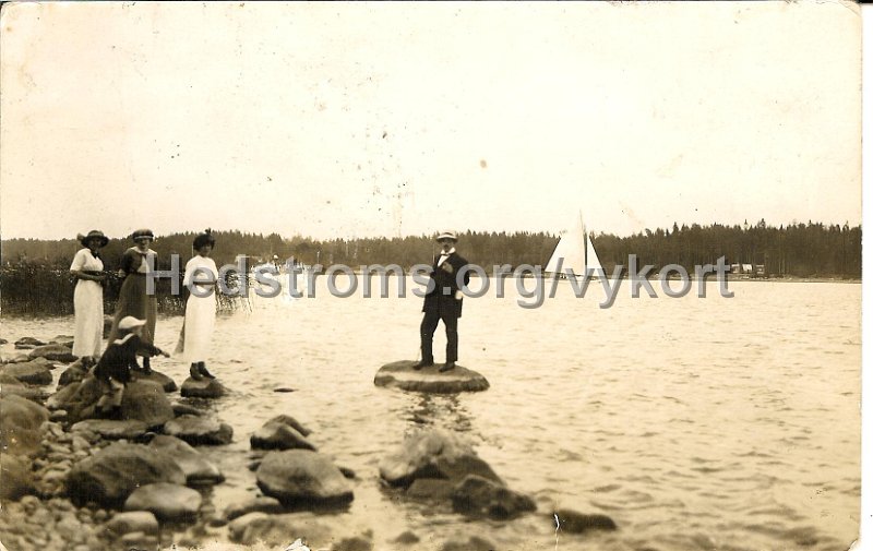 Daterat Stenkullen. Postganget 13 juli 1919. Motivet ar knappast fran Stenkullen, kan det vara Mjorn med tanke pa segelbaten.jpg - Stämplat i Stenkullen. Motivet är knappast från Stenkullen, kan det vara Mjörn med tanke på segelbåten?Postgånget 13 jul 1918.