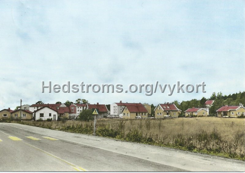 Riksbyggen. Stenkullen. Postganget 8 apr 1964. Forlag Wallins kiosk, Stenkullen. Color AB Johanneshov.jpeg - Riksbyggen. Stenkullen.Postgånget 8 apr 1964.Förlag: Wallins kiosk, Stenkullen.Color AB Johanneshov.