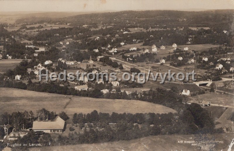 Flygfoto av Lerm. Odaterat. Foto Lilljeqvist. A B Almqvist Coster, Helsingborg.jpg - Flygfoto av Lerum.Odaterat.Foto Lilljeqvist.A B Almqvist & Cöster, Helsingborg.