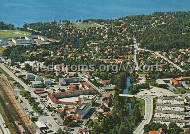 Flygfoto over Lerum med sjon Aspen i bakgrunden. Postganget 21 juni 1975. Copyright AB H. Lindenhag, Goteborg.jpg - Flygfoto över Lerum med sjön Aspen i bakgrunden.Postgånget 21 juni 1975.Copyright: AB H. Lindenhag, Göteborg.